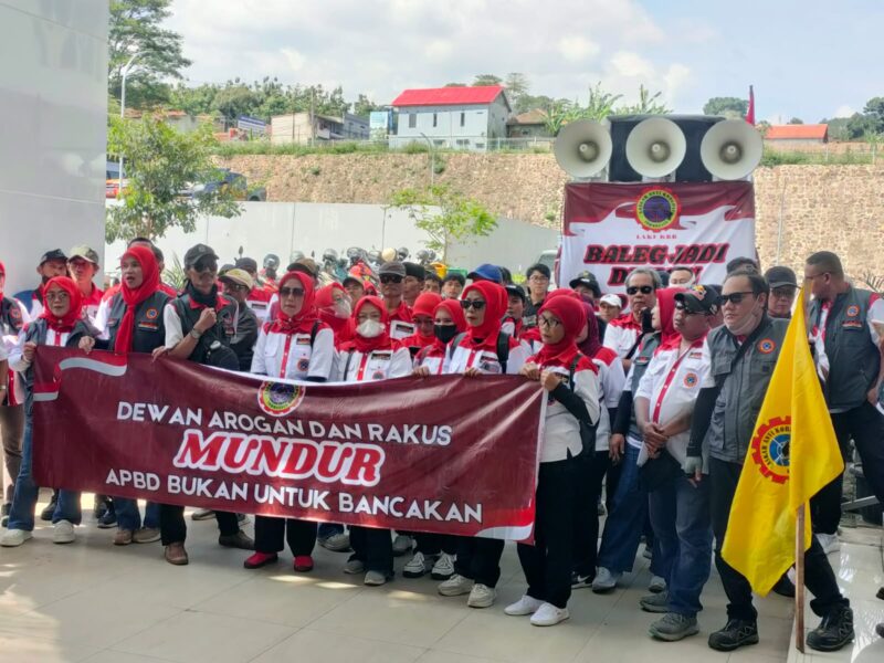 Lembaga Anti Korupsi Indonesia (LAKI) Kabupaten Bandung Barat (KBB) unjuk rasa di kantor DPRD KBB (foto: istimewa)