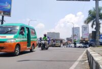 Kendaraan angkot melintas di jalur Padalarang, Kecamatan Padalarang KBB (foto: ilustrasi/Abdul Kholilulloh)