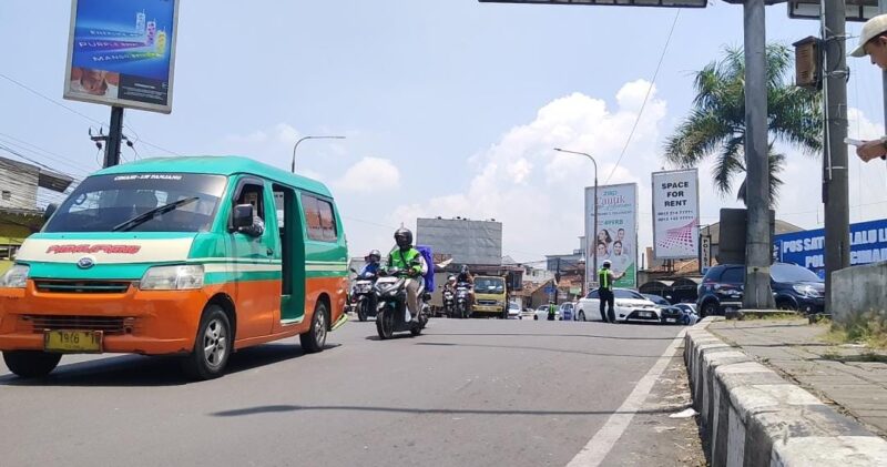 Kendaraan angkot melintas di jalur Padalarang, Kecamatan Padalarang KBB (foto: ilustrasi/Abdul Kholilulloh)