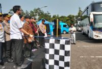 Bupati Bandung Barat Jeje Ritchie Ismail didampingi Kepala Dinas Perhubungan KBB (Kadishub) Mochammad Ridwan Evi lepas keberangkatan 150 pemudik jurusan Yogyakarta dan Solo Jawa Tengah, (foto: Abdul Kholilulloh)