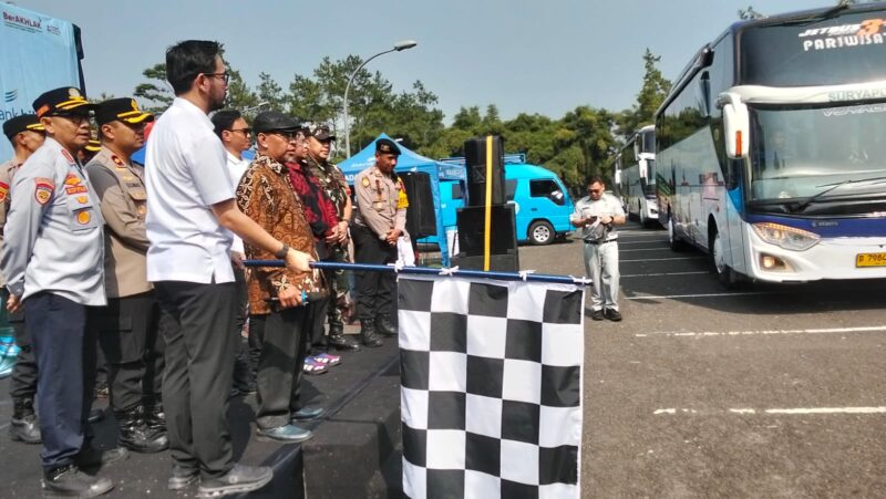 Bupati Bandung Barat Jeje Ritchie Ismail didampingi Kepala Dinas Perhubungan KBB (Kadishub) Mochammad Ridwan Evi lepas keberangkatan 150 pemudik jurusan Yogyakarta dan Solo Jawa Tengah, (foto: Abdul Kholilulloh)