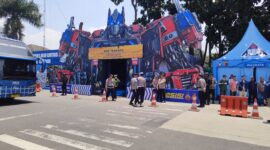Polres Cimahi menghadirkan inovasi unik melalui Pos Terpadu bergaya film Transformers di pintu Tol Padalarang, Kabupaten Bandung Barat (KBB), foto: Abdul Kholilulloh