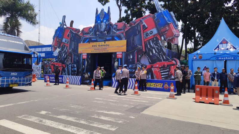Polres Cimahi menghadirkan inovasi unik melalui Pos Terpadu bergaya film Transformers di pintu Tol Padalarang, Kabupaten Bandung Barat (KBB), foto: Abdul Kholilulloh
