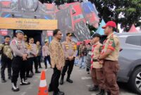 Kunjungan Anggota Komisi Kepolisian Nasional (Kompolnas), Mohammad Choirul Anam ke Pos PAM Padalarang disambut Kapolres Cimahi AKBP Niko N Adi Saputra S.H,. S.I.K,. M.H beserta jajaran anggota Polres Cimahi dan Anggota Brimod Polda Jabar, Selasa (17/3/2026). foto: Abdul Kholilulloh