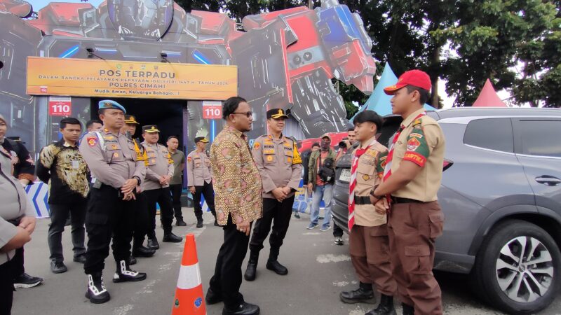 Kunjungan Anggota Komisi Kepolisian Nasional (Kompolnas), Mohammad Choirul Anam ke Pos PAM Padalarang disambut Kapolres Cimahi AKBP Niko N Adi Saputra S.H,. S.I.K,. M.H beserta jajaran anggota Polres Cimahi dan Anggota Brimod Polda Jabar, Selasa (17/3/2026). foto: Abdul Kholilulloh