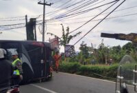 Petugas evakuasi bus yang terlibat kecelakaan beruntun di Jalan Raya Cijamil, Kecamatan Ngamprah KBB (foto: Abdul Kholilulloh)