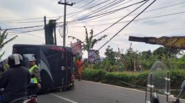 Petugas evakuasi bus yang terlibat kecelakaan beruntun di Jalan Raya Cijamil, Kecamatan Ngamprah KBB (foto: Abdul Kholilulloh)