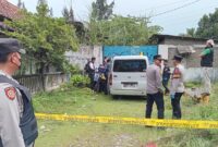 Polisi mengevakuasi dua jenazah pasutri korban pembunuhan sadis yang ditemukan di dalam mobil di Kampung Pamuncatan, Desa Ciburuy, Kecamatan Padalarang, Kabupaten Bandung Barat, Selasa (3/3/2026). / Foto: Abdul Kholilulloh