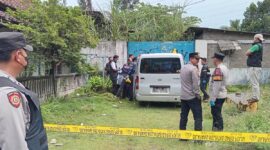Polisi mengevakuasi dua jenazah pasutri korban pembunuhan sadis yang ditemukan di dalam mobil di Kampung Pamuncatan, Desa Ciburuy, Kecamatan Padalarang, Kabupaten Bandung Barat, Selasa (3/3/2026). / Foto: Abdul Kholilulloh