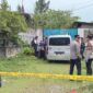 Polisi mengevakuasi dua jenazah pasutri korban pembunuhan sadis yang ditemukan di dalam mobil di Kampung Pamuncatan, Desa Ciburuy, Kecamatan Padalarang, Kabupaten Bandung Barat, Selasa (3/3/2026). / Foto: Abdul Kholilulloh