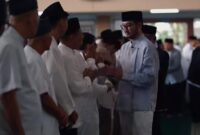 Bupati Bandung Barat Jeje Govinda bersama Syahnaz Sadiqah merayakan Idulfitri 1447 H bersama ASN dan warga di Masjid As-Sidiq, Sabtu (21/3/2026).