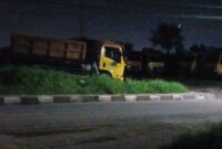 Pangkalan truk sampah milik Unit Pelayanan Teknis (UPT) Kebersihan Bandung Barat di Jalan Raya Gedong Lima, Padalarang (foto: Abdul Kholilulloh)