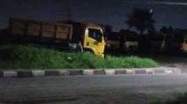 Pangkalan truk sampah milik Unit Pelayanan Teknis (UPT) Kebersihan Bandung Barat di Jalan Raya Gedong Lima, Padalarang (foto: Abdul Kholilulloh)