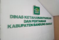 Dinas Ketahanan Pangan dan Pertanian (DKPP) resmi membuka gerai Kios Pangan murah di lantai utama gedung C kompleks perkantoran pemkab Bandung Barat (foto: Abdul Kholilulloh)