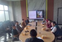 Satpol PP KBB mengadakan rapat kordinasi bersama DPUTR KBB, PLN Padalarang, Perangkat Desa Kertamulya, perangkat Kecamatan Padalarang terkair pemutusan aliran listrik menara telekomunikasi (tower) di Kampung Cijeunjing, Desa Kertamulya, Kecamatan Padalarang (foto: Abdul Kholilulloh)