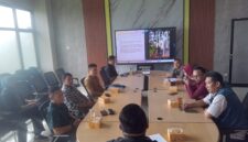 Satpol PP KBB mengadakan rapat kordinasi bersama DPUTR KBB, PLN Padalarang, Perangkat Desa Kertamulya, perangkat Kecamatan Padalarang terkair pemutusan aliran listrik menara telekomunikasi (tower) di Kampung Cijeunjing, Desa Kertamulya, Kecamatan Padalarang (foto: Abdul Kholilulloh)