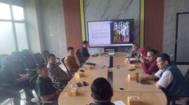 Satpol PP KBB mengadakan rapat kordinasi bersama DPUTR KBB, PLN Padalarang, Perangkat Desa Kertamulya, perangkat Kecamatan Padalarang terkair pemutusan aliran listrik menara telekomunikasi (tower) di Kampung Cijeunjing, Desa Kertamulya, Kecamatan Padalarang (foto: Abdul Kholilulloh)