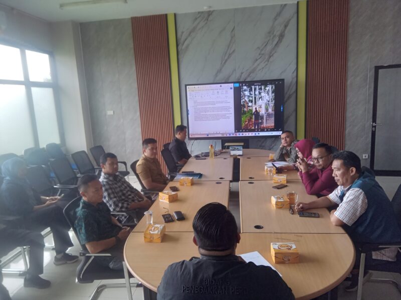 Satpol PP KBB mengadakan rapat kordinasi bersama DPUTR KBB, PLN Padalarang, Perangkat Desa Kertamulya, perangkat Kecamatan Padalarang terkair pemutusan aliran listrik menara telekomunikasi (tower) di Kampung Cijeunjing, Desa Kertamulya, Kecamatan Padalarang (foto: Abdul Kholilulloh)