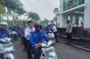 Momen Wakil Bupati Bandung Barat, Asep Ismail mengendarai sepeda motor menuju gedung DPRD KBB bersama ratusa masa aksi unras serikat pekerja (foto: Abdul Kholilulloh)