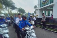 Momen Wakil Bupati Bandung Barat, Asep Ismail mengendarai sepeda motor menuju gedung DPRD KBB bersama ratusa masa aksi unras serikat pekerja (foto: Abdul Kholilulloh)