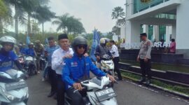Momen Wakil Bupati Bandung Barat, Asep Ismail mengendarai sepeda motor menuju gedung DPRD KBB bersama ratusa masa aksi unras serikat pekerja (foto: Abdul Kholilulloh)