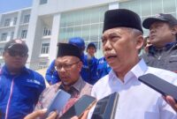 Wakil Bupati Bandung Barat, Asep Ismail, didampingi Ketua DPRD KBB, Muhammad Mahdi dan perwakilan buruh (foto: Abdul Kholililulloh)