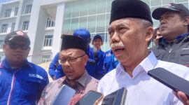 Wakil Bupati Bandung Barat, Asep Ismail, didampingi Ketua DPRD KBB, Muhammad Mahdi dan perwakilan buruh   (foto: Abdul Kholililulloh)