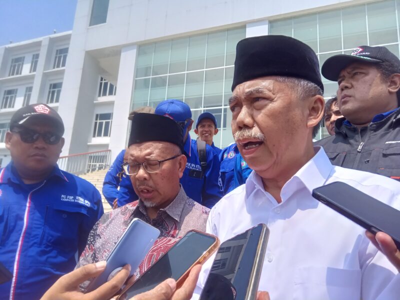 Wakil Bupati Bandung Barat, Asep Ismail, didampingi Ketua DPRD KBB, Muhammad Mahdi dan perwakilan buruh   (foto: Abdul Kholililulloh)