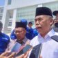 Wakil Bupati Bandung Barat, Asep Ismail, didampingi Ketua DPRD KBB, Muhammad Mahdi dan perwakilan buruh   (foto: Abdul Kholililulloh)