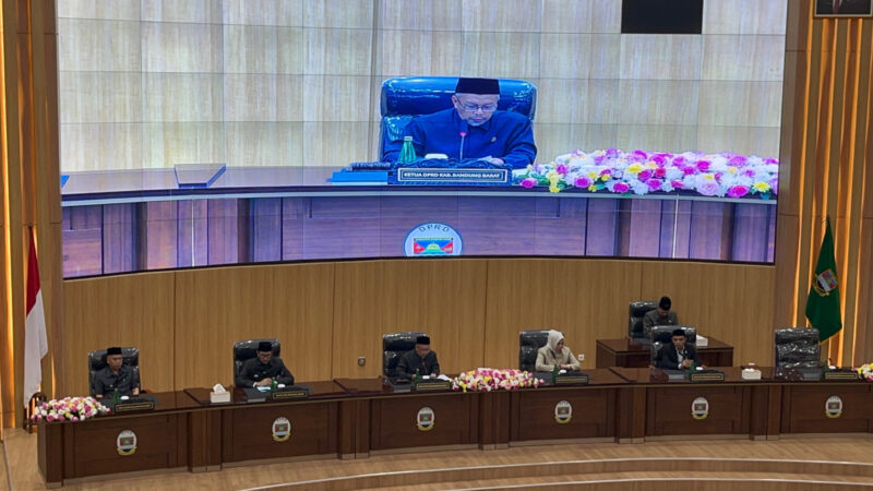 Rapat Paripurna penyampaian rekomendasi Laporan Keterangan Pertanggungjawaban (LKPJ) Bupati Tahun Anggaran 2025 yang digelar Selasa, 31 Maret 2026, di Kantor DPRD Kabupaten Bandung Barat (foto: Abdul Kholilulloh)