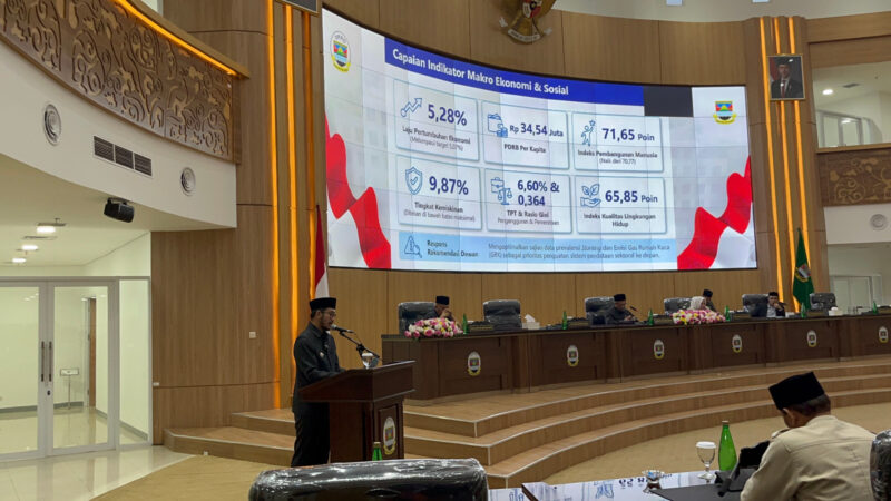 Bupati Bandung Barat, Jeje Ritchie Ismail memaparkan capaian dalam Rapat Paripurna penyampaian rekomendasi Laporan Keterangan Pertanggungjawaban (LKPJ) Bupati Tahun Anggaran 2025 (foto: Abdul Kholilulloh)