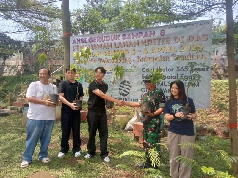 Dansektor 3 Citarum Pimpin Penanaman 366 Pohon Bersama EGGMPIRE TOKEN di Bojongsoang Bandung (foto: Tim Sekitarkita.id)