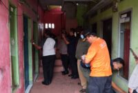Petugas evakuasi jasad warga Kampung Situsaer, RT 02 RW 01, Desa Kertamulya, Kecamatan Padalarang, Kabupaten Bandung Barat (Foto: Abdul Kholilulloh)