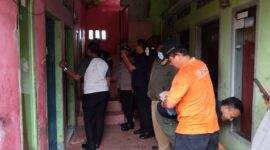 Petugas evakuasi jasad warga Kampung Situsaer, RT 02 RW 01, Desa Kertamulya, Kecamatan Padalarang, Kabupaten Bandung Barat (Foto: Abdul Kholilulloh)