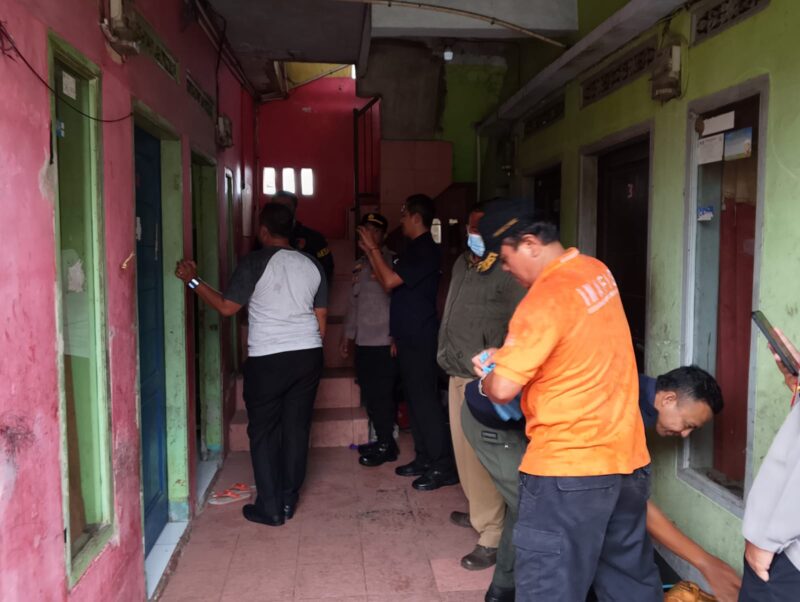Petugas evakuasi jasad warga Kampung Situsaer, RT 02 RW 01, Desa Kertamulya, Kecamatan Padalarang, Kabupaten Bandung Barat (Foto: Abdul Kholilulloh)