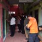 Petugas evakuasi jasad warga Kampung Situsaer, RT 02 RW 01, Desa Kertamulya, Kecamatan Padalarang, Kabupaten Bandung Barat (Foto: Abdul Kholilulloh)