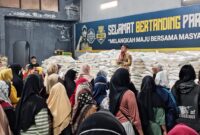 Pemerintah Desa Kertamulya, Padalarang, Bandung Barat mulai menyalurkan bansos beras 20 kg dan minyak 4 liter kepada 1.536 warga. Distribusi dilakukan dua hari. (Foto: Kadus Kertamulya/Beni)