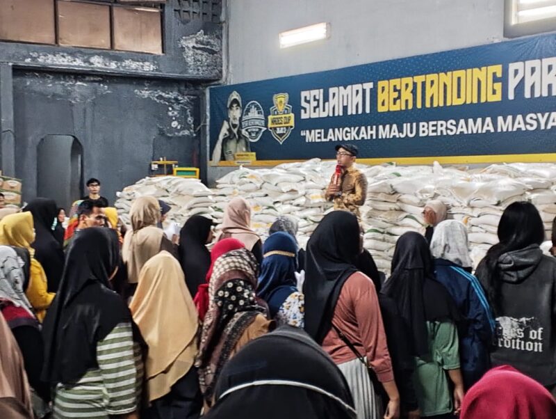 Pemerintah Desa Kertamulya, Padalarang, Bandung Barat mulai menyalurkan bansos beras 20 kg dan minyak 4 liter kepada 1.536 warga. Distribusi dilakukan dua hari. (Foto: Kadus Kertamulya/Beni)