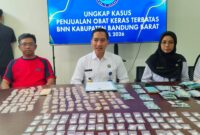 Kepala BNN Kabupaten Bandung Barat, AKBP Agus Widodo saat ungkap kasus peredaran obat terlarang (foto: istimewa)