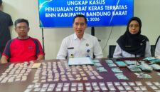Kepala BNN Kabupaten Bandung Barat, AKBP Agus Widodo saat ungkap kasus peredaran obat terlarang (foto: istimewa)
