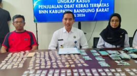 Kepala BNN Kabupaten Bandung Barat, AKBP Agus Widodo saat ungkap kasus peredaran obat terlarang (foto: istimewa)