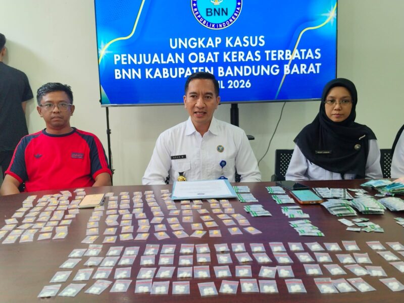 Kepala BNN Kabupaten Bandung Barat, AKBP Agus Widodo saat ungkap kasus peredaran obat terlarang (foto: istimewa)