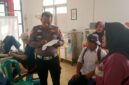 Petugas laka lantas Polres Cimahi tengah melakukan pemdataan korban luka kecelakaan di Puskesmas Cipatat Bandung Barat (foto: dok. Polsek Cipatat)