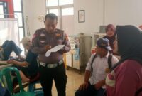 Petugas laka lantas Polres Cimahi tengah melakukan pemdataan korban luka kecelakaan di Puskesmas Cipatat Bandung Barat (foto: dok. Polsek Cipatat)