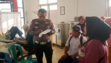 Petugas laka lantas Polres Cimahi tengah melakukan pemdataan korban luka kecelakaan di Puskesmas Cipatat Bandung Barat (foto: dok. Polsek Cipatat)
