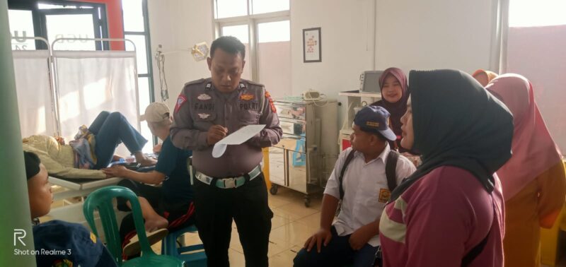Petugas laka lantas Polres Cimahi tengah melakukan pemdataan korban luka kecelakaan di Puskesmas Cipatat Bandung Barat (foto: dok. Polsek Cipatat)