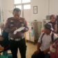 Petugas laka lantas Polres Cimahi tengah melakukan pemdataan korban luka kecelakaan di Puskesmas Cipatat Bandung Barat (foto: dok. Polsek Cipatat)