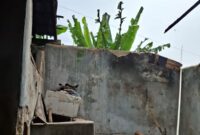 Atap rumah warga Blok Ranca, RT02/RW02, Desa Batujajar, Kecamatan Batujajar, Kabupaten Bandung Barat ambruk (foto: Abdul Kholilulloh)