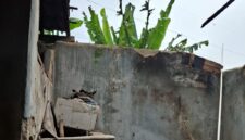 Atap rumah warga Blok Ranca, RT02/RW02, Desa Batujajar, Kecamatan Batujajar, Kabupaten Bandung Barat ambruk (foto: Abdul Kholilulloh)