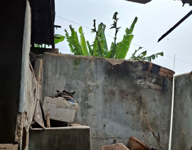 Atap rumah warga Blok Ranca, RT02/RW02, Desa Batujajar, Kecamatan Batujajar, Kabupaten Bandung Barat ambruk (foto: Abdul Kholilulloh)